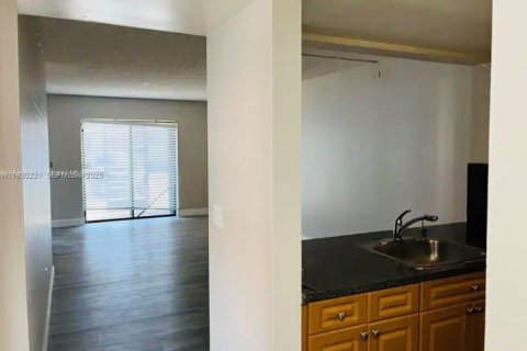 Снять в аренду кондоминиум в Майами, Флорида 2 спальни, 90.12м2, № 1989025 - фото 12