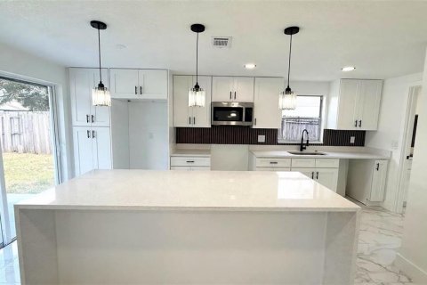 Villa ou maison à vendre à Tampa, Floride: 4 chambres, 136.75 m2 № 2429345 - photo 5