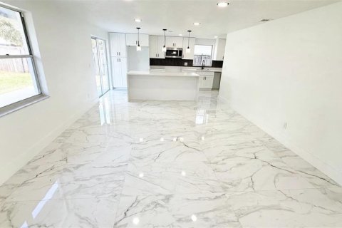 Villa ou maison à vendre à Tampa, Floride: 4 chambres, 136.75 m2 № 2429345 - photo 4