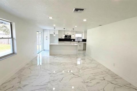 Villa ou maison à vendre à Tampa, Floride: 4 chambres, 136.75 m2 № 2429345 - photo 3