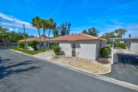 Villa ou maison à vendre à Sarasota, Floride: 2 chambres, 108.23 m2 № 2228211 - photo 2