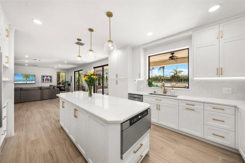 Купить виллу или дом в Уэстон, Флорида 4 спальни, 343.37м2, № 2043618 - фото 11