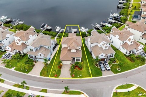 House in Ruskin, Florida 4 bedrooms, 270.62 sq.m. № 2404666 - photo 4