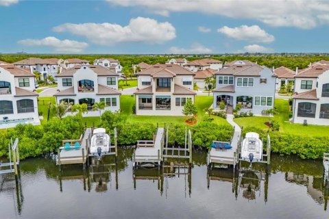 House in Ruskin, Florida 4 bedrooms, 270.62 sq.m. № 2404666 - photo 12