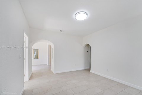 Villa ou maison à vendre à Miami, Floride: 2 chambres, 93.27 m2 № 2026514 - photo 11