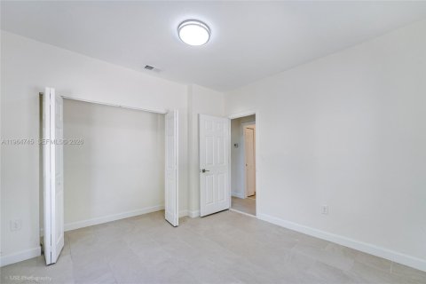 Villa ou maison à vendre à Miami, Floride: 2 chambres, 93.27 m2 № 2026514 - photo 17