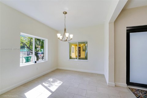 Villa ou maison à vendre à Miami, Floride: 2 chambres, 93.27 m2 № 2026514 - photo 7