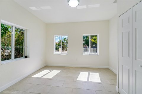 Villa ou maison à vendre à Miami, Floride: 2 chambres, 93.27 m2 № 2026514 - photo 12