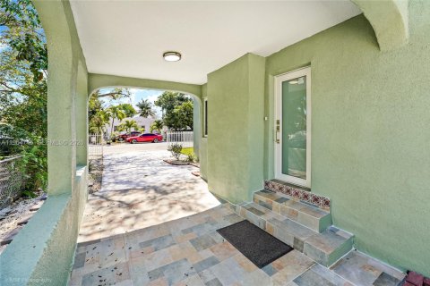 Villa ou maison à vendre à Miami, Floride: 2 chambres, 93.27 m2 № 2026514 - photo 4