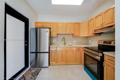 Villa ou maison à vendre à Miami, Floride: 2 chambres, 93.27 m2 № 2026514 - photo 10