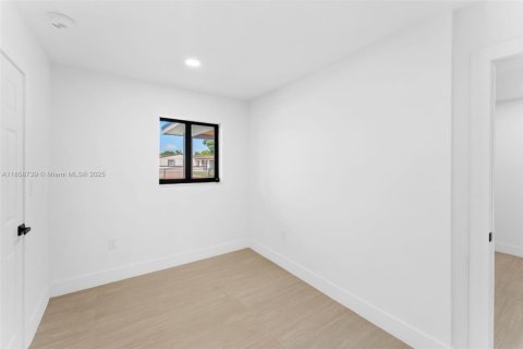 House in Miami Gardens, Florida 3 bedrooms, 126.9 sq.m. № 1893141 - photo 10