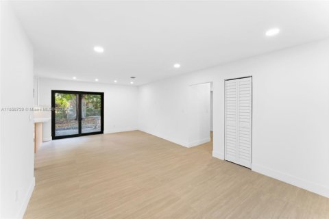 House in Miami Gardens, Florida 3 bedrooms, 126.9 sq.m. № 1893141 - photo 4
