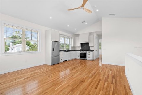 House in Saint Petersburg, Florida 2 bedrooms, 100.33 sq.m. № 1843833 - photo 8