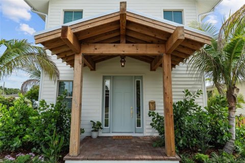 House in Saint Petersburg, Florida 2 bedrooms, 100.33 sq.m. № 1843833 - photo 1