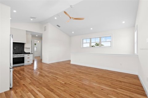 House in Saint Petersburg, Florida 2 bedrooms, 100.33 sq.m. № 1843833 - photo 9