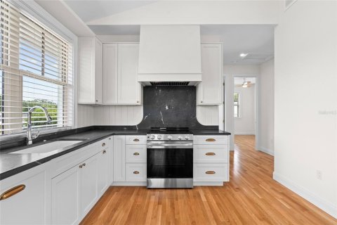 House in Saint Petersburg, Florida 2 bedrooms, 100.33 sq.m. № 1843833 - photo 11