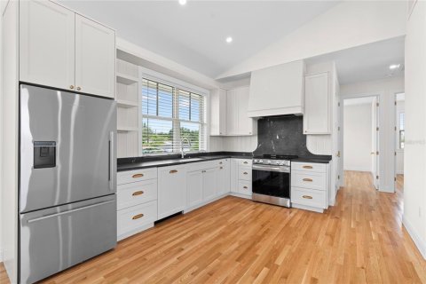 House in Saint Petersburg, Florida 2 bedrooms, 100.33 sq.m. № 1843833 - photo 10