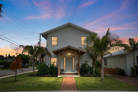 House in Saint Petersburg, Florida 2 bedrooms, 100.33 sq.m. № 1843833 - photo 2