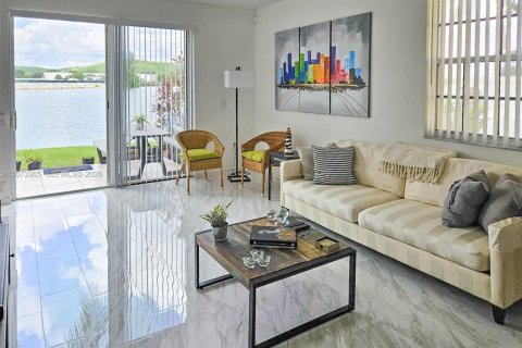 Townhouse in Deerfield Beach, Florida 3 bedrooms, 127.83 sq.m. № 2350647 - photo 4