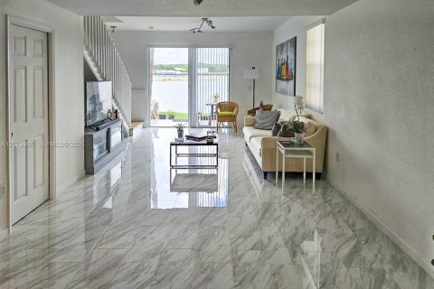 Townhouse in Deerfield Beach, Florida 3 bedrooms, 127.83 sq.m. № 2350647 - photo 3