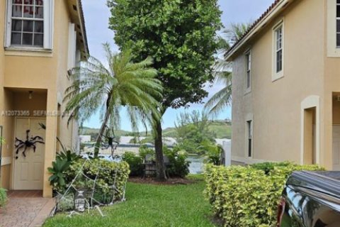 Townhouse in Deerfield Beach, Florida 3 bedrooms, 127.83 sq.m. № 2350647 - photo 2