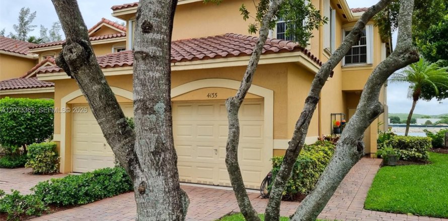 Townhouse in Deerfield Beach, Florida 3 bedrooms, 127.83 sq.m. № 2350647
