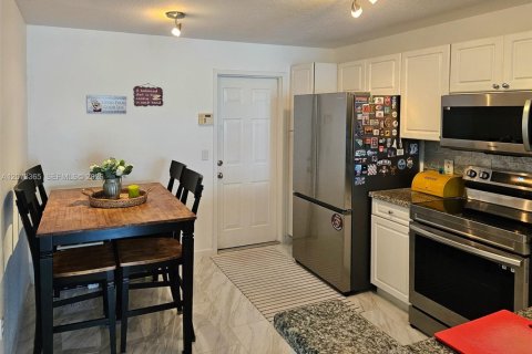 Townhouse in Deerfield Beach, Florida 3 bedrooms, 127.83 sq.m. № 2350647 - photo 5