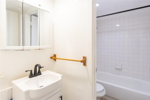 Снять в аренду кондоминиум в Майами, Флорида 3 спальни, 110.55м2, № 1951874 - фото 22