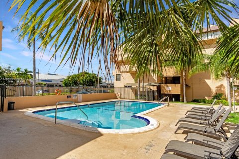 Снять в аренду кондоминиум в Майами, Флорида 3 спальни, 110.55м2, № 1951874 - фото 9