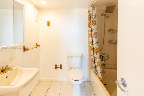 Снять в аренду кондоминиум в Майами, Флорида 3 спальни, 110.55м2, № 1951874 - фото 17