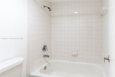 Снять в аренду кондоминиум в Майами, Флорида 3 спальни, 110.55м2, № 1951874 - фото 23