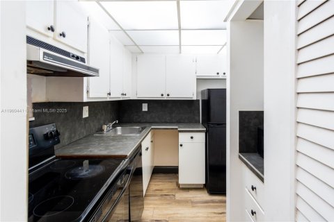 Снять в аренду кондоминиум в Майами, Флорида 3 спальни, 110.55м2, № 1951874 - фото 4