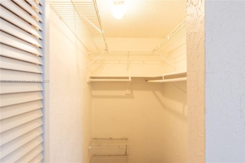 Снять в аренду кондоминиум в Майами, Флорида 3 спальни, 110.55м2, № 1951874 - фото 28