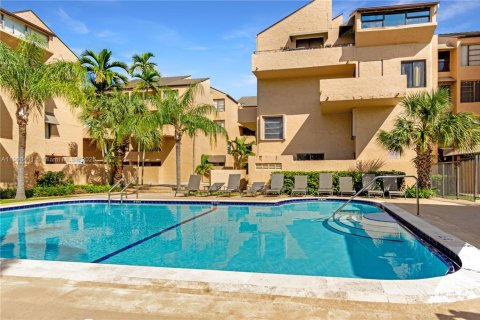 Снять в аренду кондоминиум в Майами, Флорида 3 спальни, 110.55м2, № 1951874 - фото 10