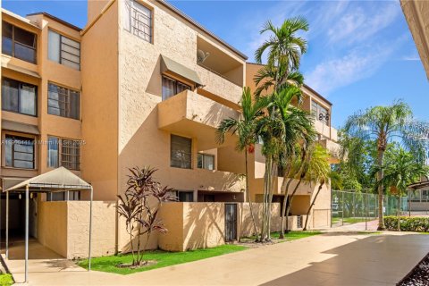 Снять в аренду кондоминиум в Майами, Флорида 3 спальни, 110.55м2, № 1951874 - фото 1