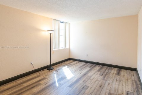 Снять в аренду кондоминиум в Майами, Флорида 3 спальни, 110.55м2, № 1951874 - фото 20