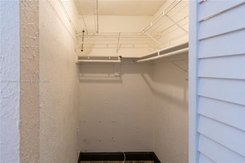 Снять в аренду кондоминиум в Майами, Флорида 3 спальни, 110.55м2, № 1951874 - фото 25