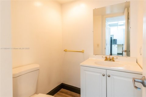 Снять в аренду кондоминиум в Майами, Флорида 3 спальни, 110.55м2, № 1951874 - фото 16