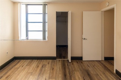 Снять в аренду кондоминиум в Майами, Флорида 3 спальни, 110.55м2, № 1951874 - фото 24