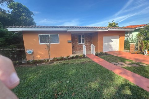 Casa en alquiler en Coral Gables, Florida, 3 dormitorios, 130.06 m2 № 1993909 - foto 1