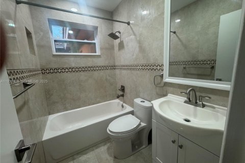 Casa en alquiler en Coral Gables, Florida, 3 dormitorios, 130.06 m2 № 1993909 - foto 7