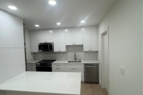 Casa en alquiler en Coral Gables, Florida, 3 dormitorios, 130.06 m2 № 1993909 - foto 4