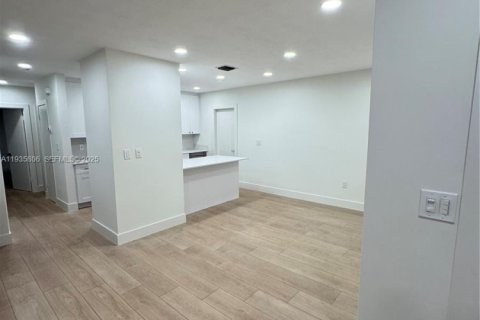 Casa en alquiler en Coral Gables, Florida, 3 dormitorios, 130.06 m2 № 1993909 - foto 2