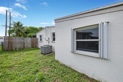 House in Margate, Florida 3 bedrooms, 105.91 sq.m. № 1756748 - photo 29
