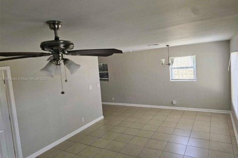 House in Margate, Florida 3 bedrooms, 105.91 sq.m. № 1756748 - photo 5