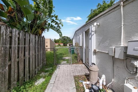 House in Margate, Florida 3 bedrooms, 105.91 sq.m. № 1756748 - photo 10