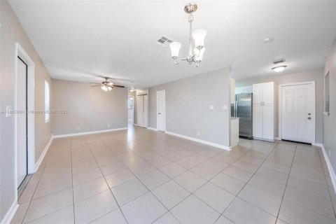 House in Margate, Florida 3 bedrooms, 105.91 sq.m. № 1756748 - photo 11