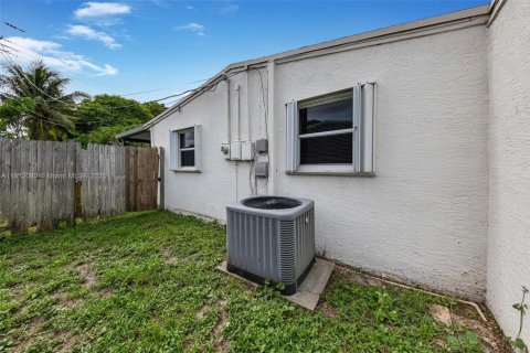 House in Margate, Florida 3 bedrooms, 105.91 sq.m. № 1756748 - photo 28