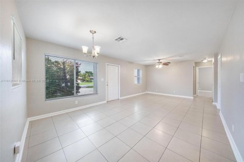 House in Margate, Florida 3 bedrooms, 105.91 sq.m. № 1756748 - photo 12