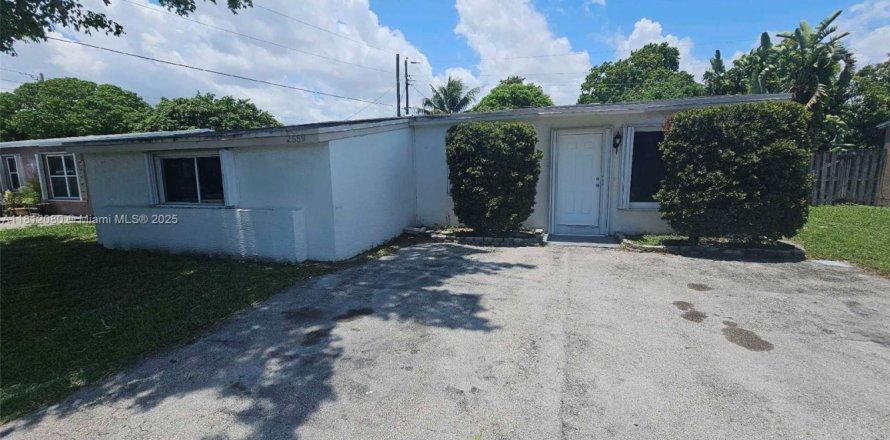 House in Margate, Florida 3 bedrooms, 105.91 sq.m. № 1756748